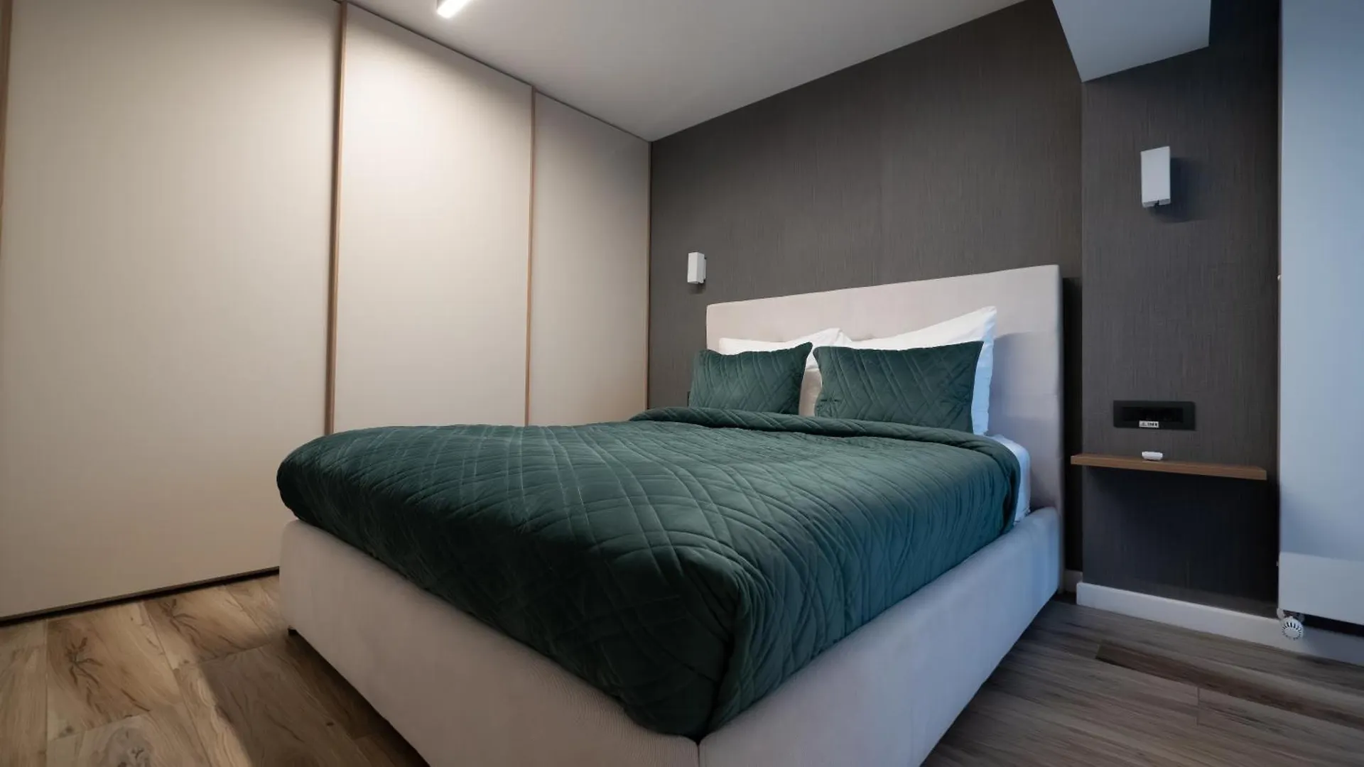 Novos Luxury Suites Bucureşti 0*,  România